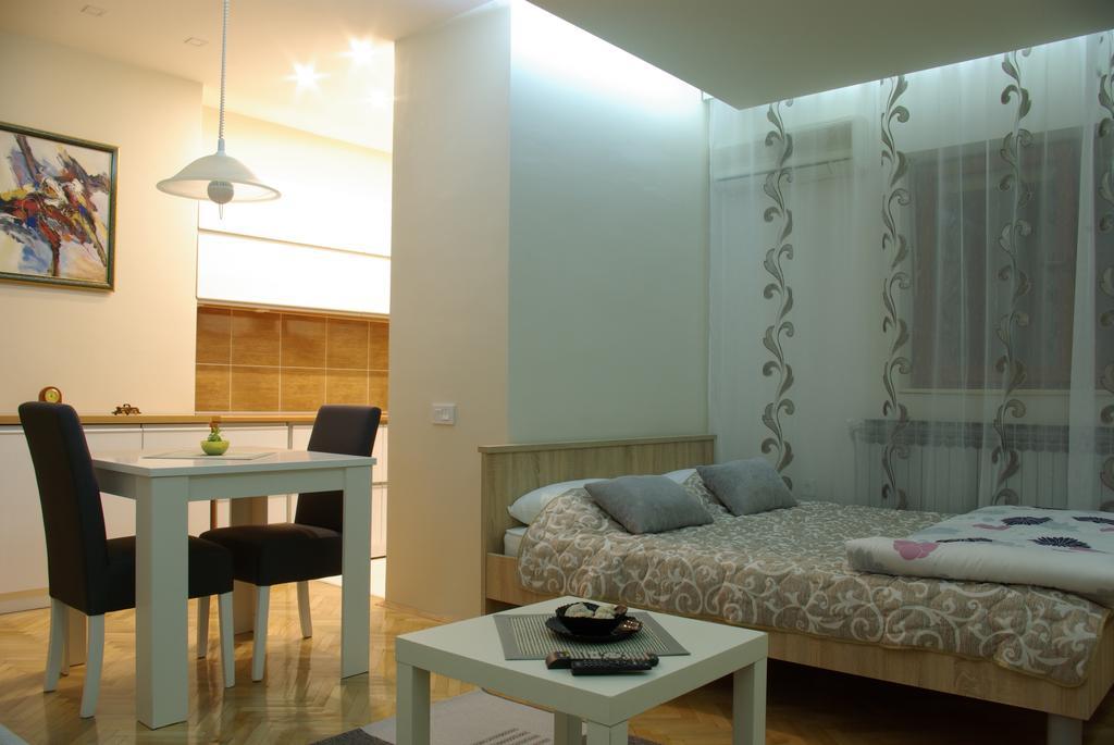 Square Studio Apartment Ni Exteriér fotografie