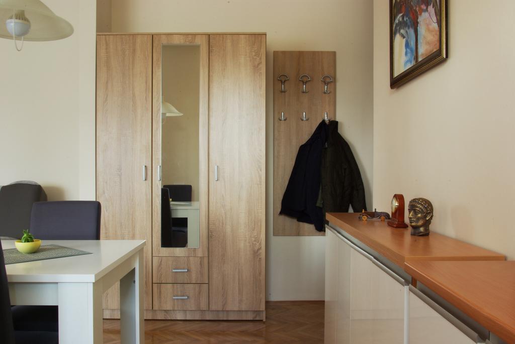Square Studio Apartment Ni Exteriér fotografie