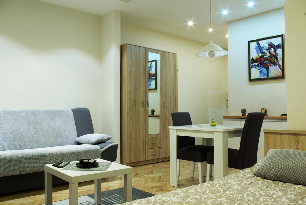 Square Studio Apartment Ni Exteriér fotografie