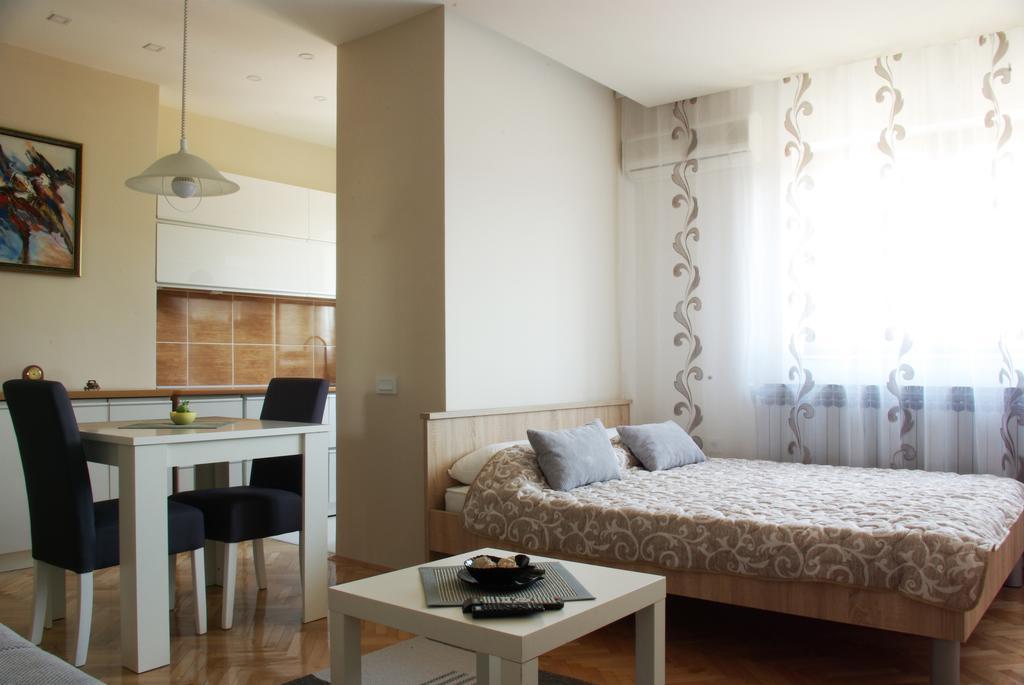 Square Studio Apartment Ni Exteriér fotografie